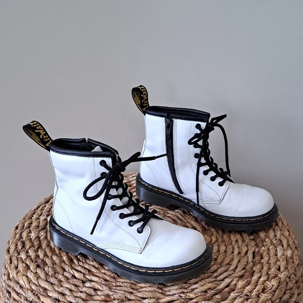Dr. Martens Girls Zavala‎ White Leather Combat Ankle Booties Lace-up Zip S-1